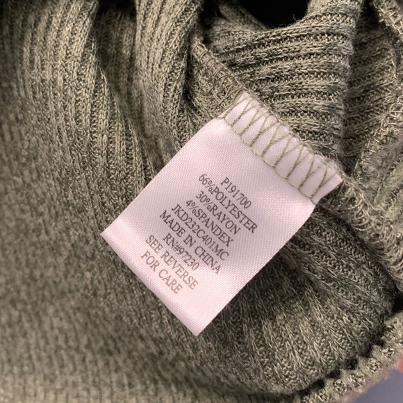 Green Turtleneck Sweater with Natural Front-Tuck - Picture 4 of 5